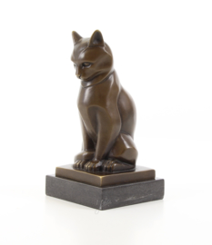 Een bronzen beeld van een kat