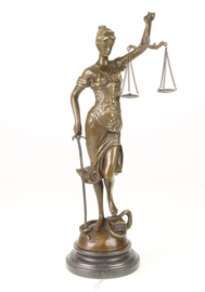 Bronzen beeld vrouwe justitia