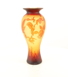 Een cameo baluster vaas HUMMINGBIRD