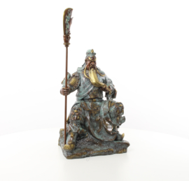 Een bronzen beeld van de Chinese keizer GUANG GONG