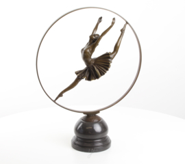 Een bronzen beeld van een ring danser