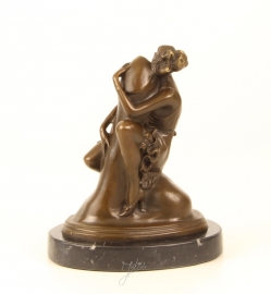 Bronzen beeld van B. Zach "THE HUG"