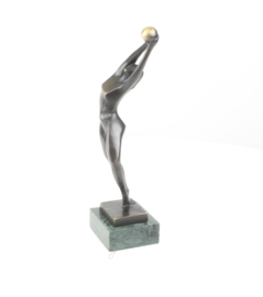 Gedetailleerd abstract Bronzen vrouw met bal