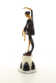 Een bronzen gecombineerd met hout beeld van een sjaal danseres
