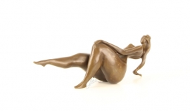 EEN MODERNISTISCHE BRONZEN SCULPTUUR VAN EEN VROUW