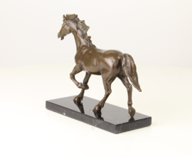 Bronzen beeld van een paard in draf