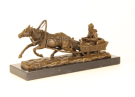 Bronzen beeld paard en slee aangestuurd door zijn baas.