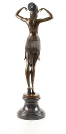 bronzen sculptuur van een scarabee danser