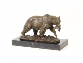 Bronzen  beeld van een grizzlybeer met prooi
