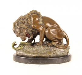 Bronzen leeuw met slang