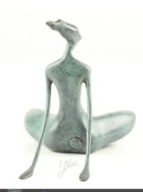 Bronzen abstracte zittende naakte vrouw