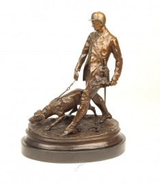 Bronzen beeld van een soldaat met zijn bloedhond