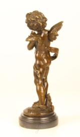 Bronzen beeld van putto spelend op zijn bekkens.