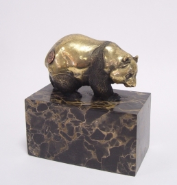 EEN BRONZEN SCULPTUUR VAN EEN PANDA