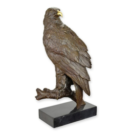 bronzen beeld van een adelaar in rust
