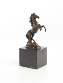 Een bronzen beeld van een steigerend hengst