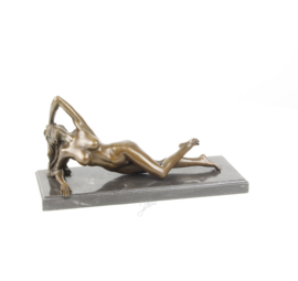 Bronzen poserende naakte vrouw