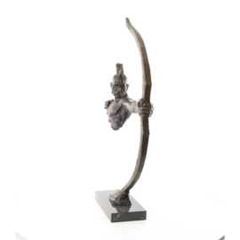 Bronzen beeld van een Indiaanse krijger met boog ‎