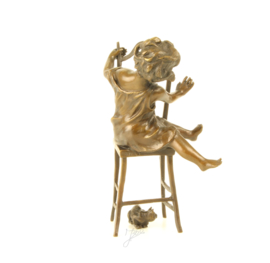 Beeldje van brons met een schattig meisje op stoel