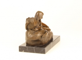 EEN BRONZEN FIGURALE KANDELAAR