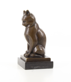 Een bronzen beeld van een kat