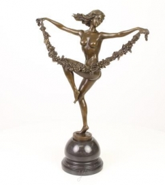 EEN BRONZEN SCULPTUUR VAN EEN BLOEM DANSER