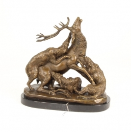 Bronzen beeld van aanvallende honden op een hert op marmeren sokkel