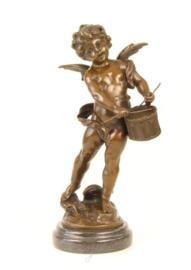 Bronzen beeld van putto spelend op zijn drum.