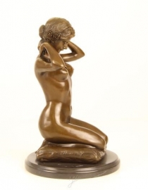 bronzen dame met halsketting