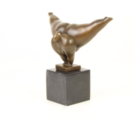 EEN MODERNISTISCHE BRONZEN BEELD VAN EEN DANSER