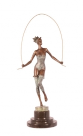 EEN BRONZEN SCULPTUUR VAN EEN ROPE SKIPPING DAME