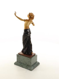 Een bronzen gecombineerd met hout beeld van een jonge vrouw