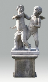 standbeeld van twee engelen op sokkel