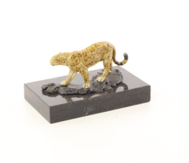 Een bronzen beeld van een jaguar
