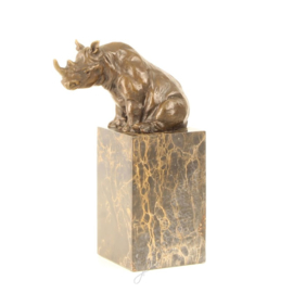 BRONZEN SCULPTUUR VAN EEN ZITTENDE NEUSHOORN