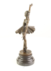 Een bronzen beeld van een ballerina