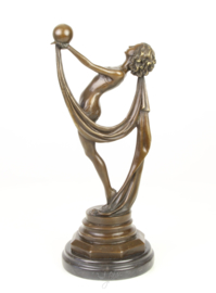 Bronzen beeld van vrouw met de aardbol in de hand.