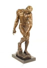 Bronzen beeld van Adam