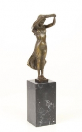 Bronzen beeld van dame met bloemenkrans