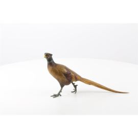 Een bronzen beeld van een fazant