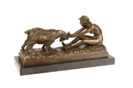 Bronzen plagende vrouw