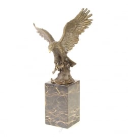 Bronzen beeld van vissende adelaar