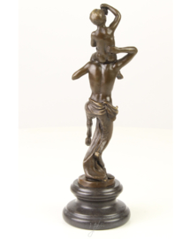 BRONZEN BEELD VAN EEN FAUN MET KLEINE BACCHUS