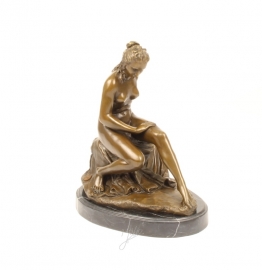 Bronzen badende vrouw