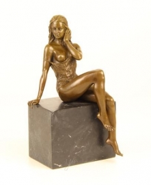 EEN BRONZEN SCULPTUUR VAN EEN SEMI-NAAKT VROUW