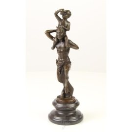 BRONZEN BEELD VAN EEN FAUN MET KLEINE BACCHUS