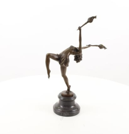 Een bronzen beeld van een vlam leaper