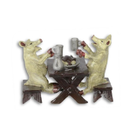 Een bronzen groep van twee varkens aan het lunchen