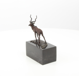 Een bronzen beeld van een impala