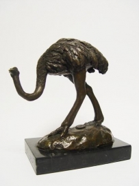 Bronzen  beeld van een struisvogel